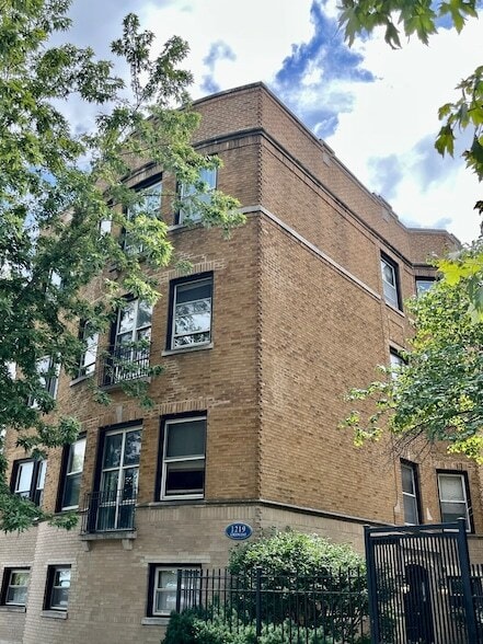 Building Photo - 1219 W Greenleaf Ave