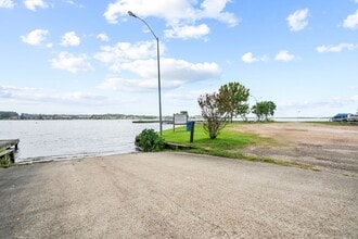 Building Photo - 9645 Twin Shores Dr