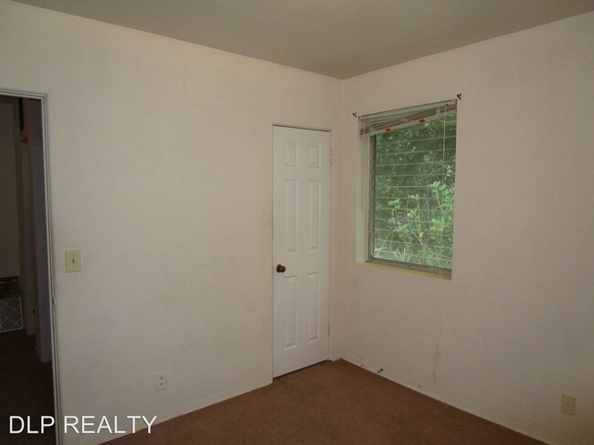 Building Photo - 299 Roosevelt Dr