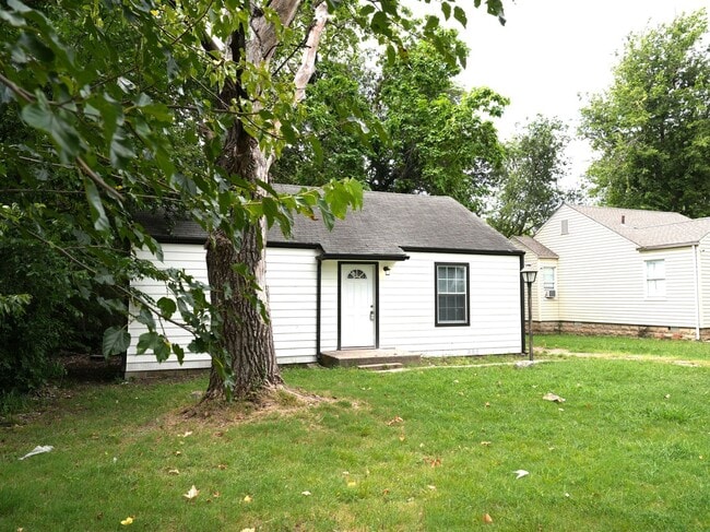 Building Photo - Tulsa 2 Bedroom Gem! Available for immedia...