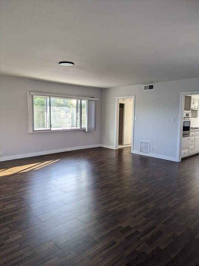 Building Photo - 17032 Burbank Blvd