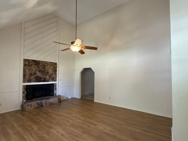 Foto del edificio - 2083 Ridgecrest Rd