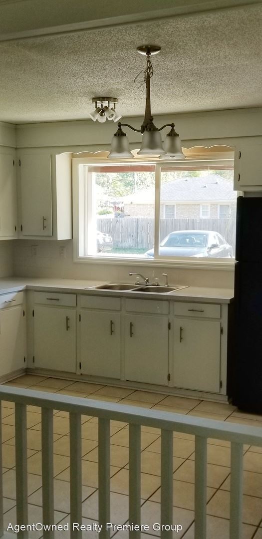 Building Photo - 3 br, 1.5 bath House - 4533 Outwood Drive