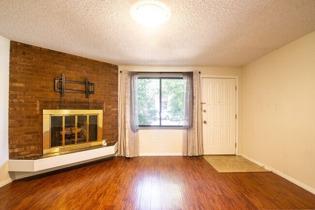 Building Photo - 2039E