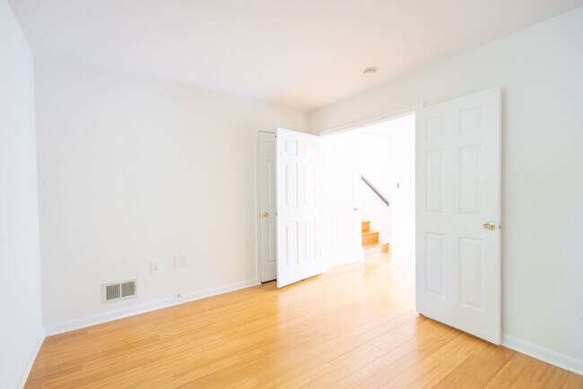 Foto del edificio - Newly Renovated 4 BR/1.5 BA Single-Family ...