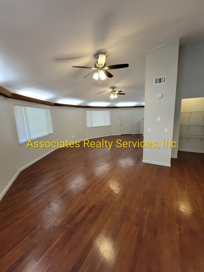 Foto del edificio - Newly renovated 3 bedroom,  in Lake Butler, available early Summer!