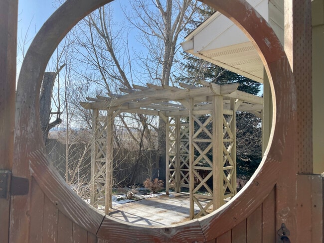 Building Photo - 592 Locust St S