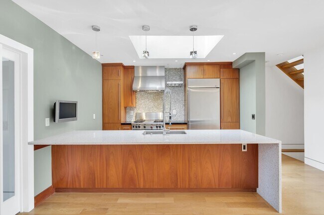 Building Photo - 611 MONROE St