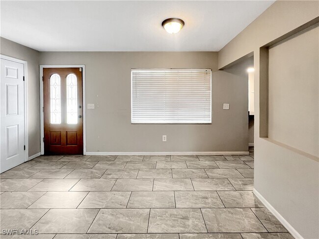 Building Photo - 2210 Parkview Dr