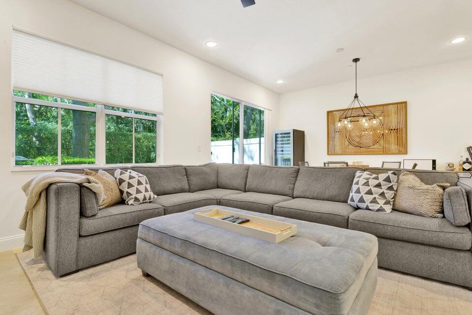 Primary Photo - 124 W Prive Cir