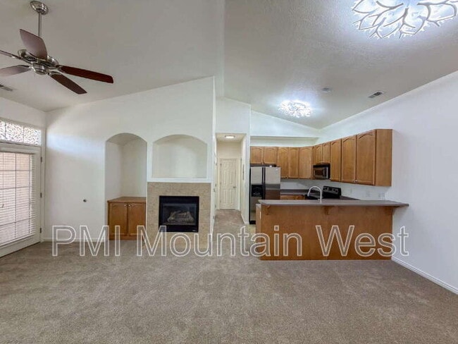 Building Photo - 443 Kent Dr