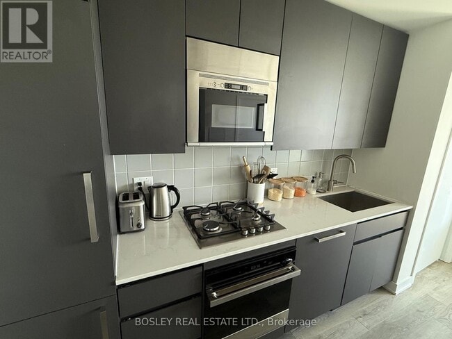 Building Photo - 430-430 Roncesvalles Ave