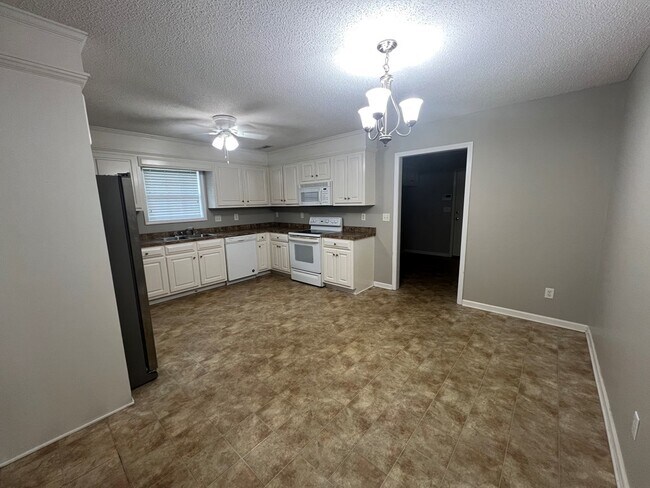 Building Photo - 325 Trailwood Dr