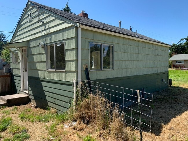 Building Photo - 2425 SW Pickford St