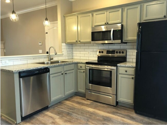 Building Photo - 200 E Granada St