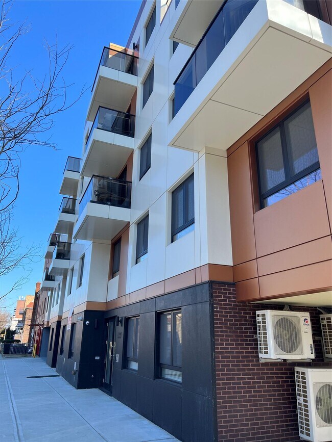 Foto del edificio - 7302 Woodside Ave