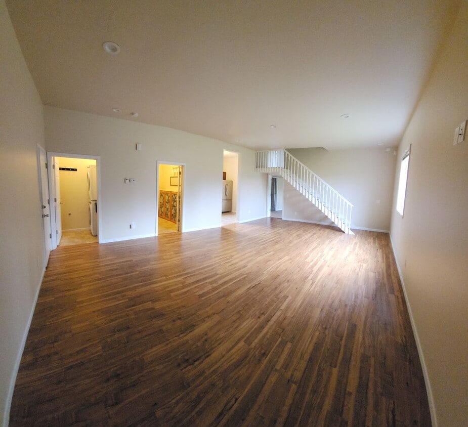 Primary Photo - Commerce Duplex