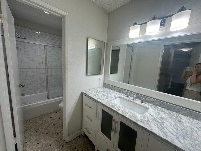 Foto del edificio - 1420 N Mansfield Ave