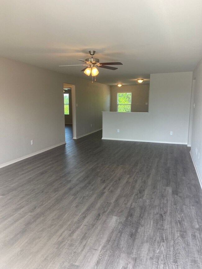 Foto del edificio - *Pre-leasing* Four Bedroom | Two Bath Home...