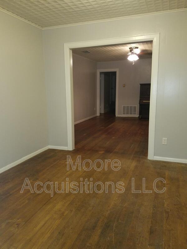 Building Photo - 221 Leonard Dr