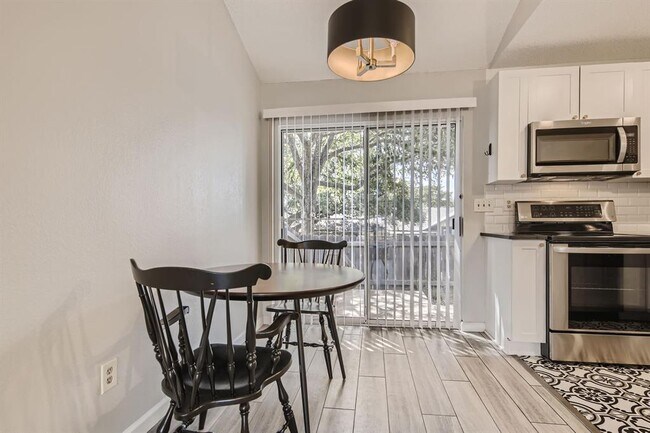 Building Photo - 1015 E Yager Ln