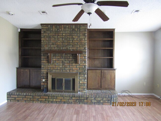 Building Photo - PETS IS NEGOTIABLE WITH OWNER APPROVAL!