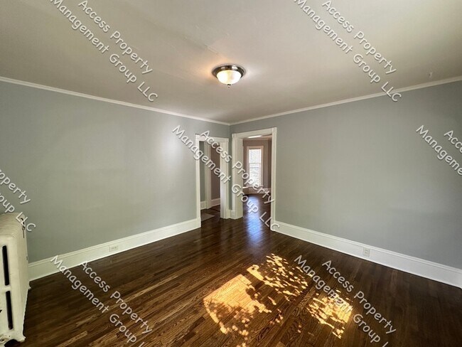 Building Photo - NE Side Large 4 Bedroom 1.5 Bathroom Home