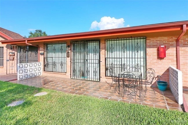 Building Photo - 800 E Dallas Ave