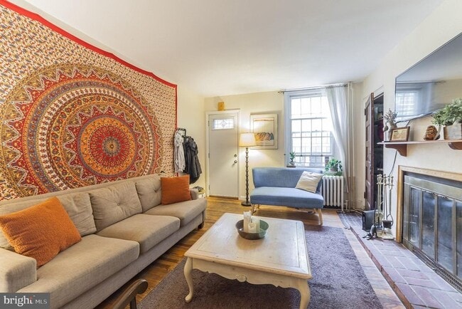 Building Photo - Gorgeous 3-Bedroom Townhouse in Washington Square West! Available mid-July!