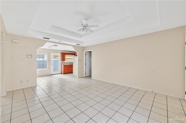 Foto del edificio - 18 Redbud Ave
