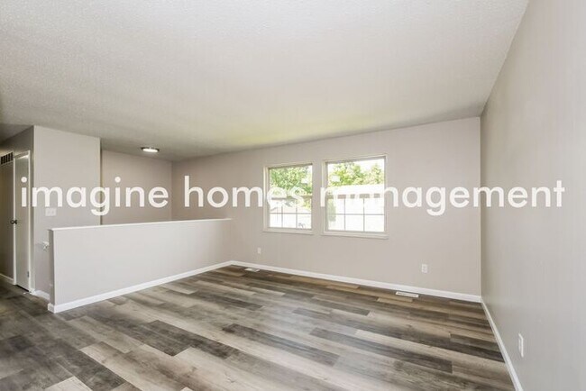 Building Photo - Pets Welcome! 3 Bedroom Split Level in St....