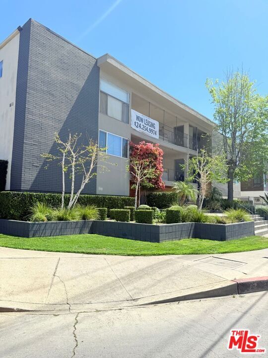 Foto principal - 7524 Sepulveda Blvd