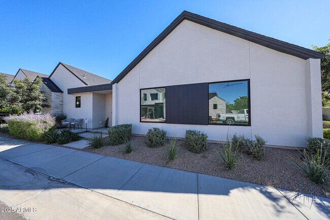 Foto del edificio - 6329 N 10th Dr