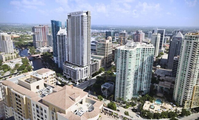 Foto del edificio - 215 N New River Dr E