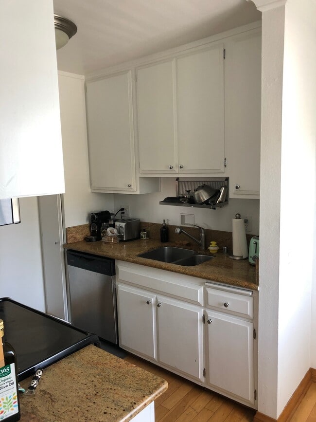 Kitchen - 230 Bicknell Ave