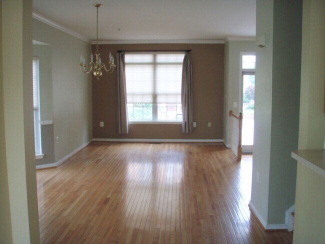Foto del edificio - Beautiful 3 Bed 2.5 Bath End-Unit Brick To...