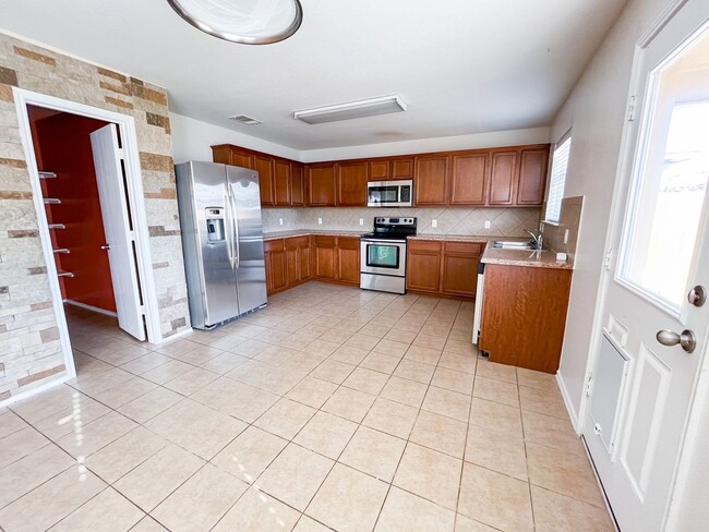 Building Photo - Spacious Home in Yowell Ranch
