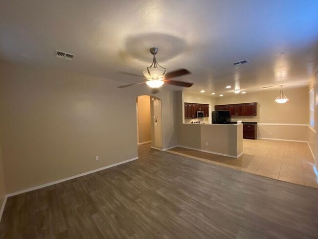 Building Photo - 4 bed, 2 ba with loft!