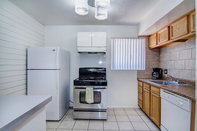 Building Photo - 402 W Earll Dr