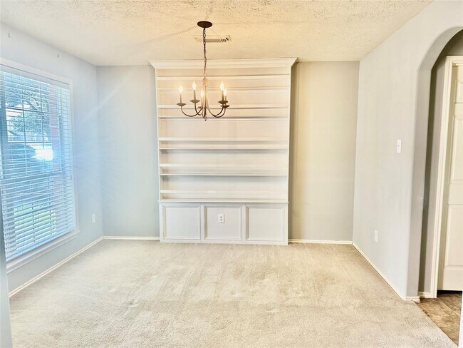 Building Photo - 2530 Floral Bloom Way