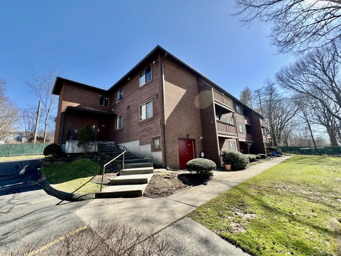 27 Harrison St Unit 22, Meriden, CT 06450 Room for Rent in Meriden