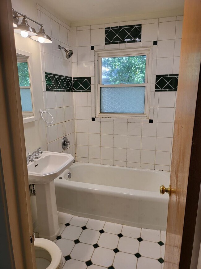 Building Photo - Newly Listed 5 bed 2 bath