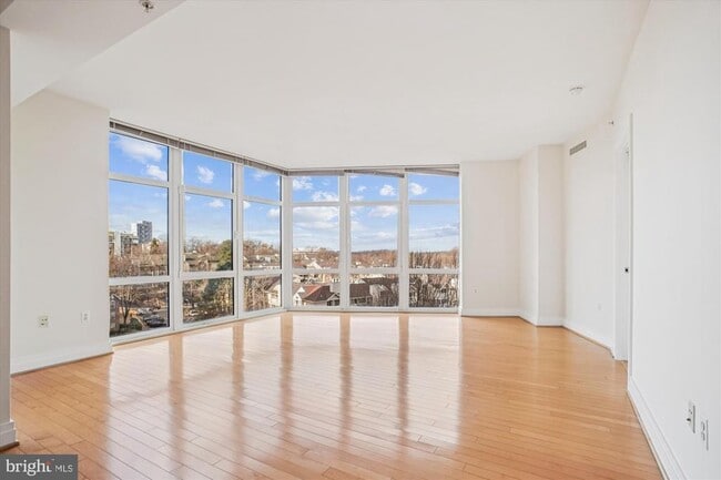 Foto del edificio - 8220 Crestwood Heights Dr