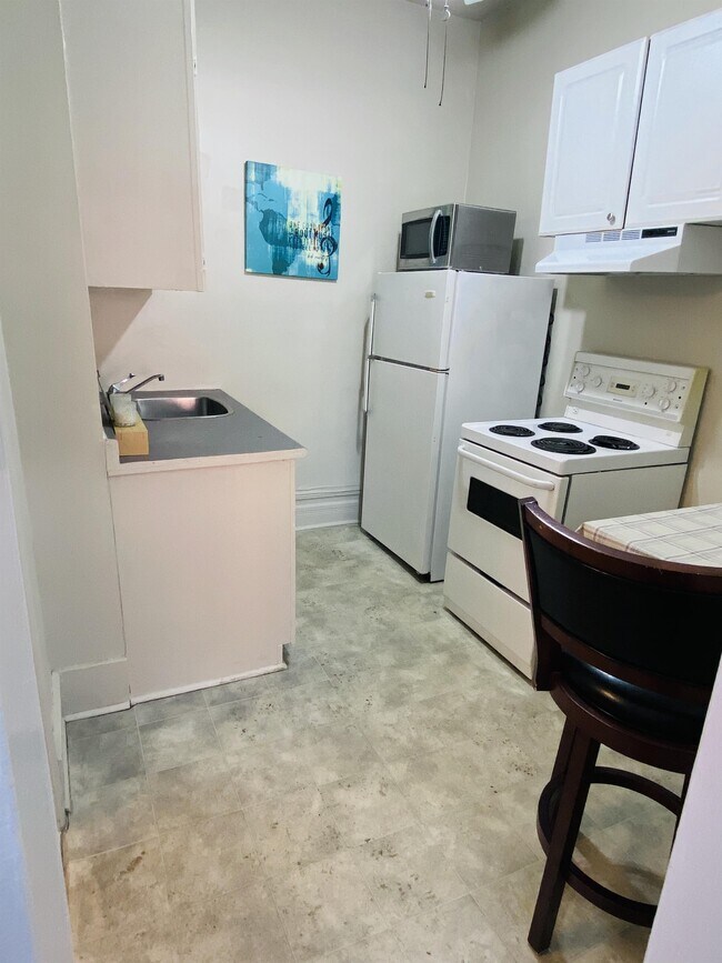 430 Lyon St. N Unit 2, Ottawa, ON K1R 5X2 Apartment for Rent in