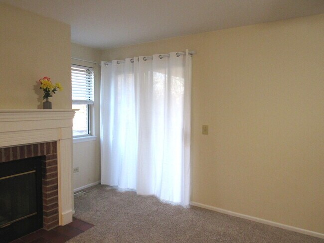 Foto del edificio - 2826 Meadow Ln