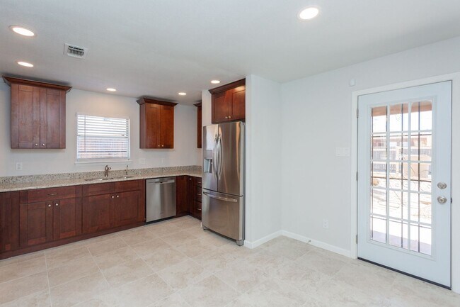 Building Photo - 3 br, 2 bath House - 1010 Ivy Dr.