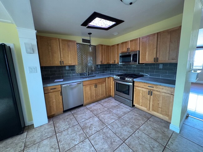 Building Photo - 3BR/1.5BA/1CP, 1462 sq.ft. rental in Sierr...