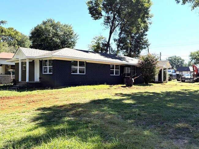 Foto del edificio - 2 bed, 1 bath, 1 level with large yard