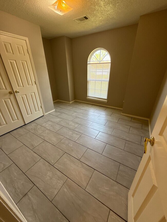 Foto del edificio - 3 bed, 2 bath, 2 car garage House, yard care included