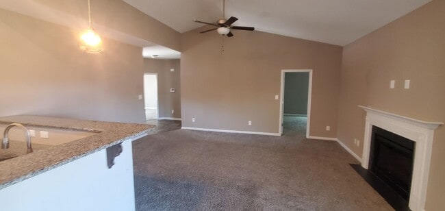 Foto del edificio - Gorgeous 3 bedroom 2 bath home Built-in 2019.